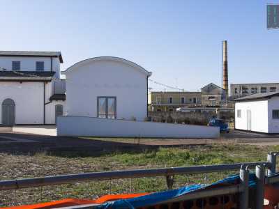 Un laboratorio artistico che lontano dalla vita e dal traffico del centro citt� � nato tre anni fa in una zona ai margini di Bari, creato in un ex capannone industriale. Si tratta dello �Speciale Tarshito�, in strada Torre di Mizzo